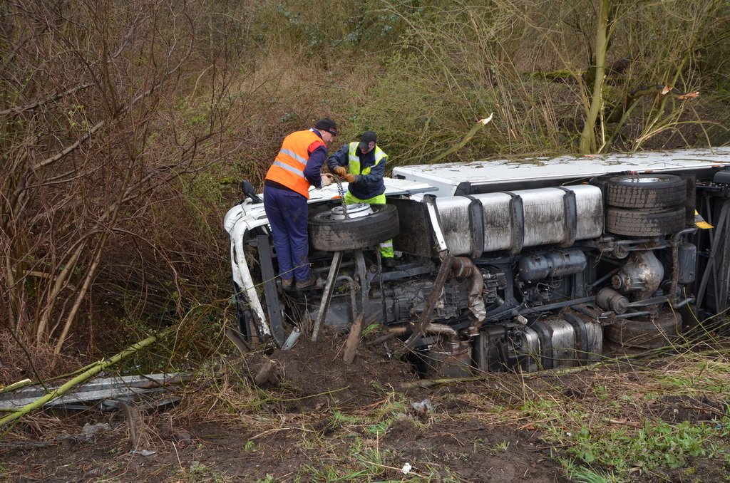 VU LKW umgestuerzt A 3 Rich Frankfurt AS Koenigsforst P244.JPG - Miklos Laubert